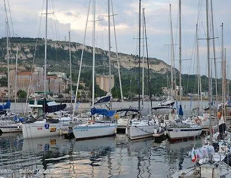 Отель Sea Square 2*